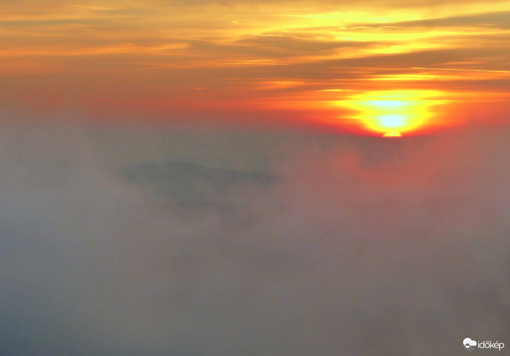 Ködös naplemente az Erzsébet-kilátóból 