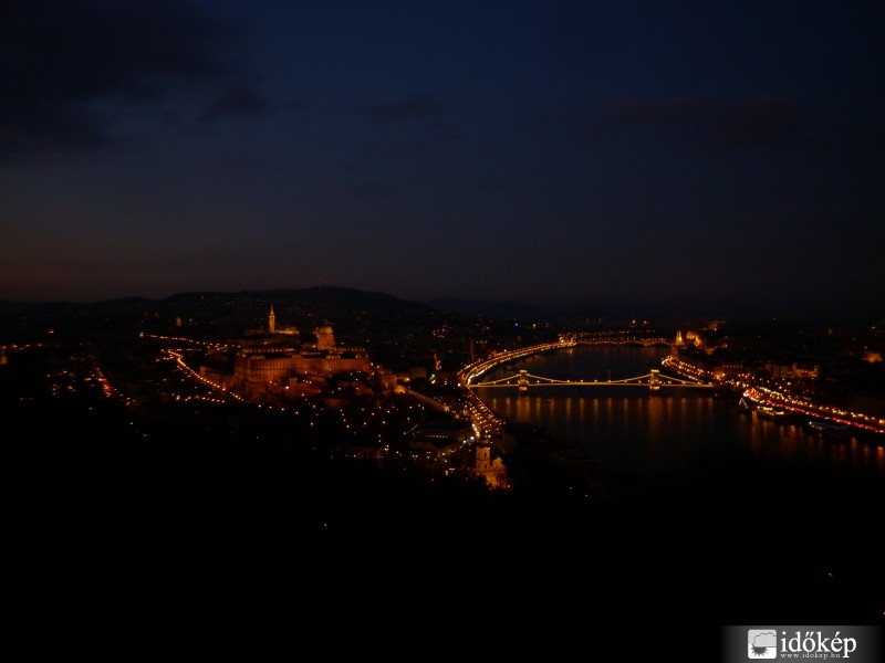Budapest fénybe borult