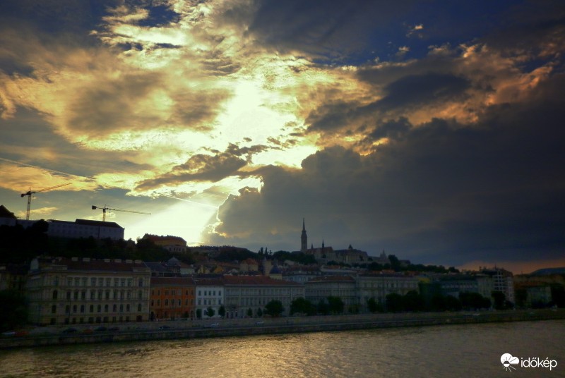 A felhők mögül...