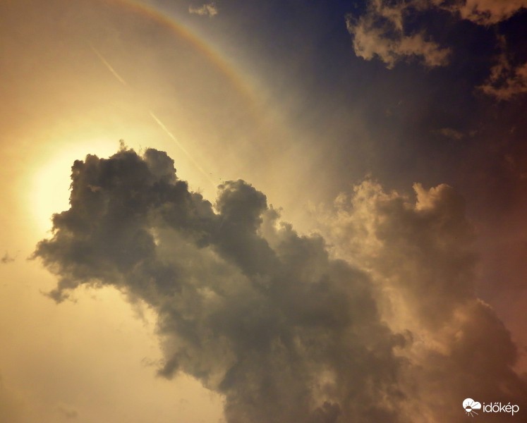 Nap és felhő, na és halo :-)