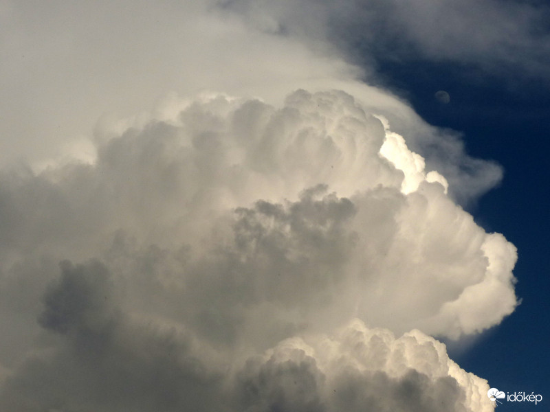 A Hold lassan alulmarad...