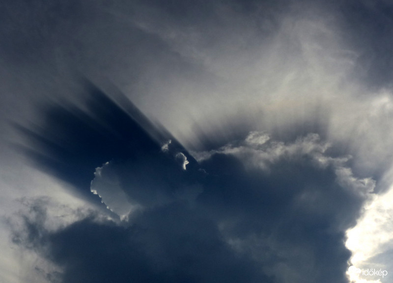 Tüskés halvány halóval Kispestről