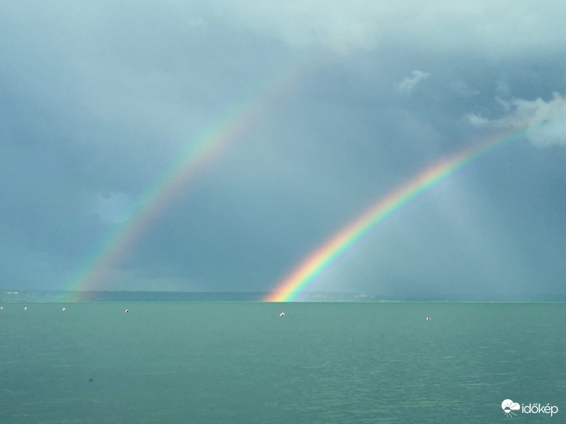 Szivárvány lábai a Balatonról