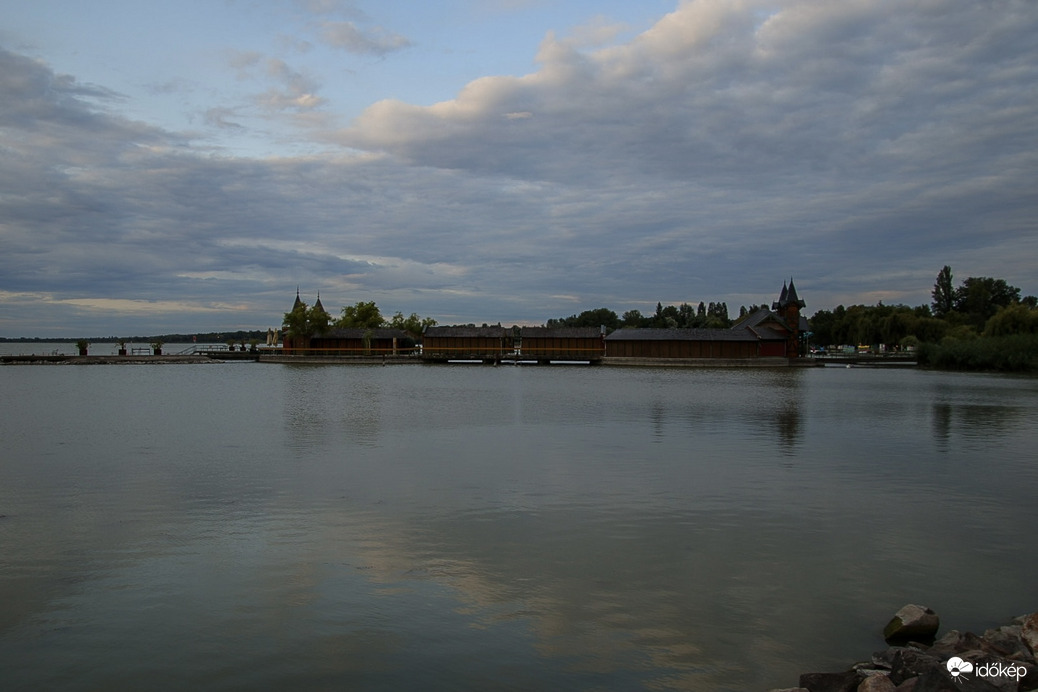 Szakadozik