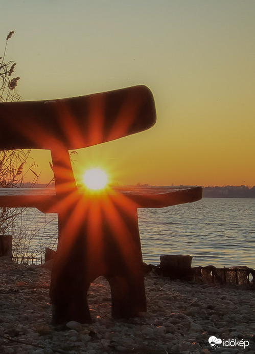 Hellyel kínáltam, egy pillanatig maradt..