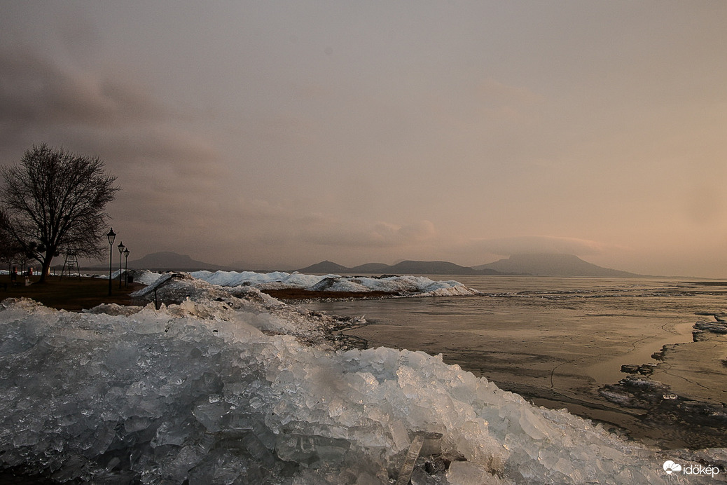 Jégfal mögött a tanúhegyek