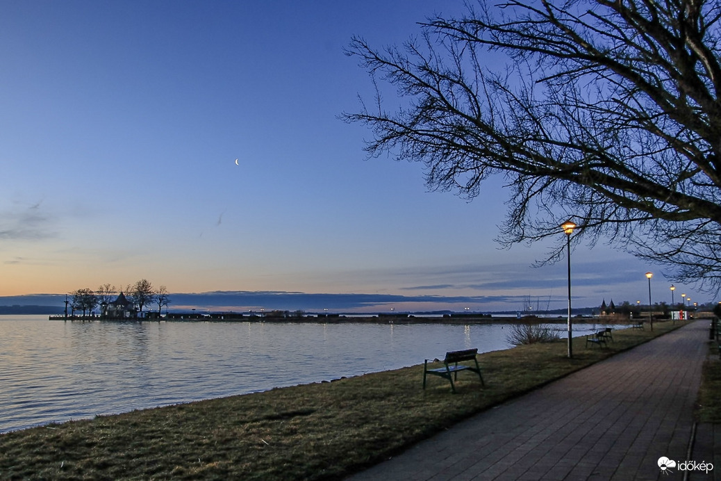 Kora reggel, mikor még a Hold őrzi az eget.