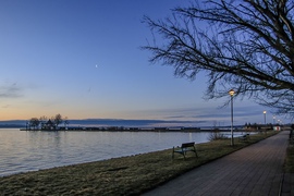 Kora reggel, mikor még a Hold őrzi az eget.