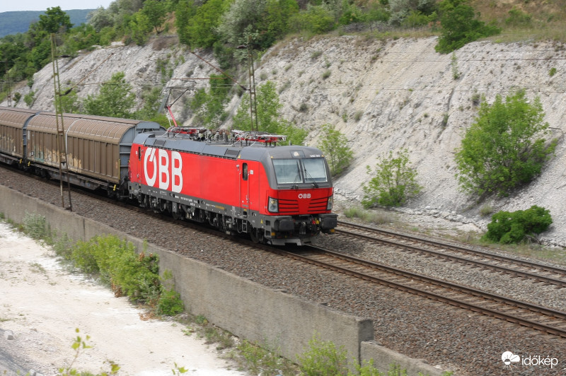 Siemens Vectron és tehervonata Szár közelében