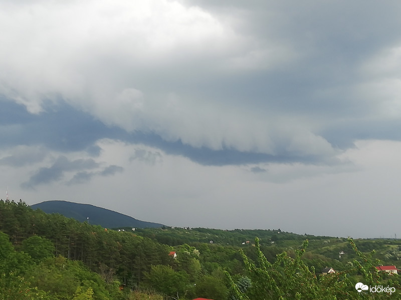 Zivatar a Naszály hegy felett