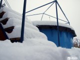 Szűz hó a medencelépcsőn