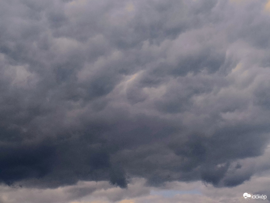 Sötét felhők Gyergyóremete fölött 