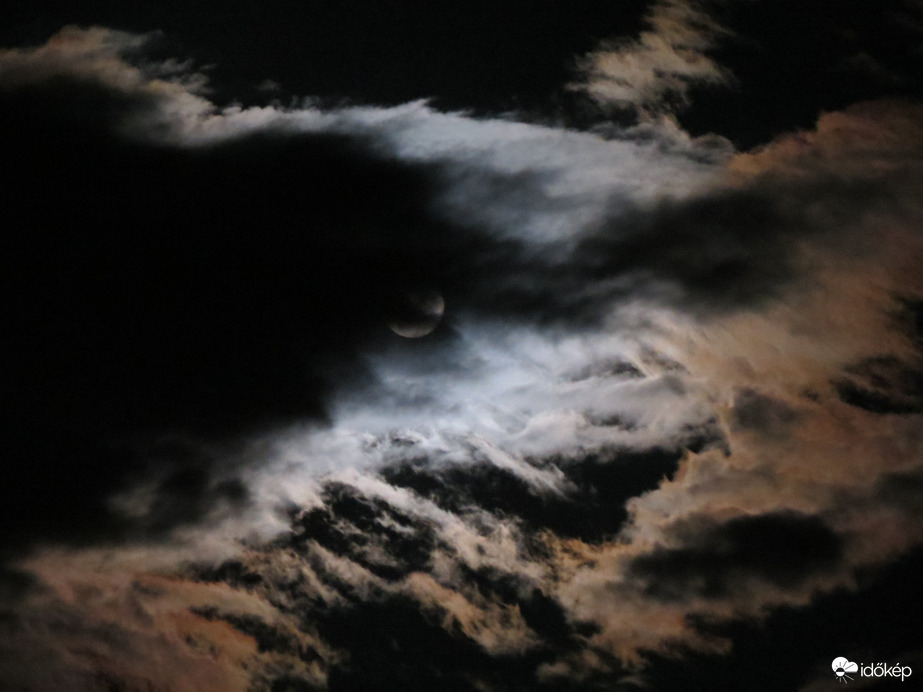Felhő takarta középen hold