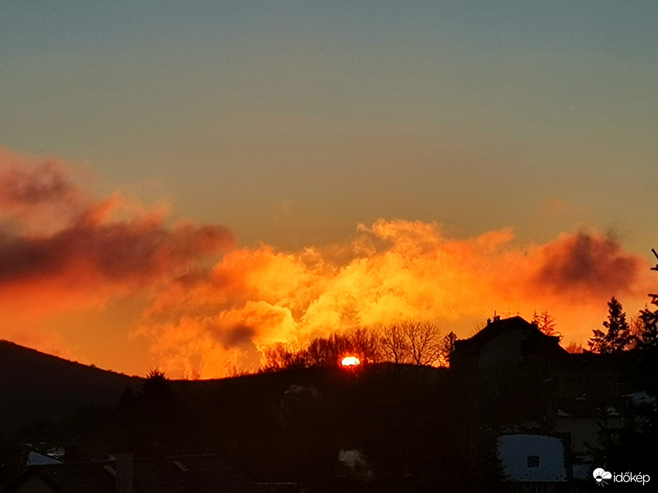 Feljövő nap megvilágított felhőkkel