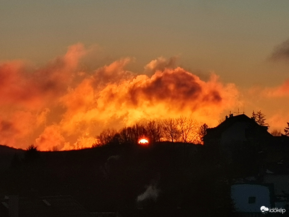 Mintha füst lenne a felhő