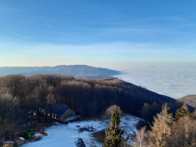 Ködtenger mossa a hegyek lábát
