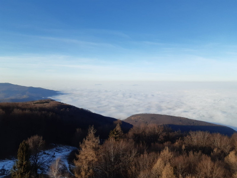 Ködtenger mossa a hegyek lábát