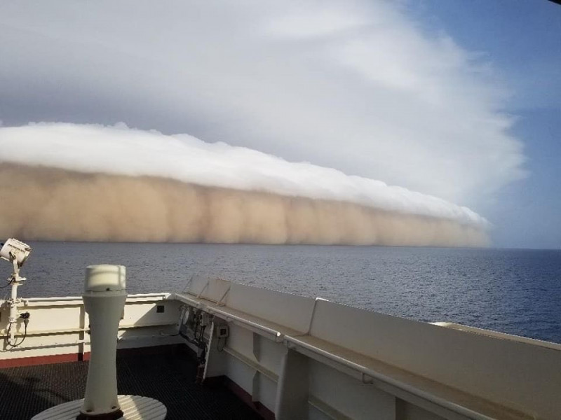 Homokvihar és falfelhő az Arab-félsziget közelében