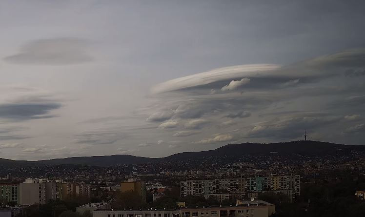Lencsefelhők a Mecsek felett