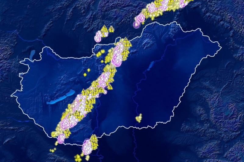 Villámtérképünk kevéssel 22 óra 30 perc előtt