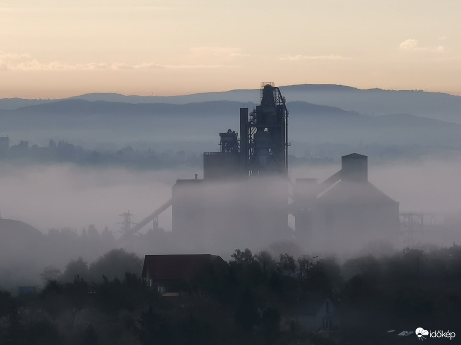 Ködben úszva