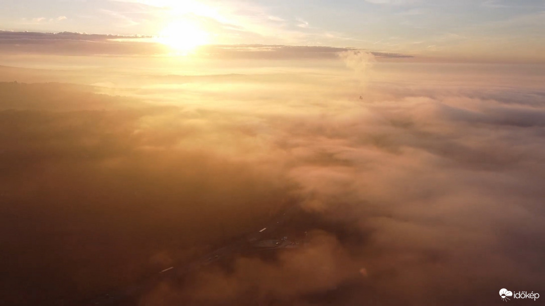 Repülés a köd felett