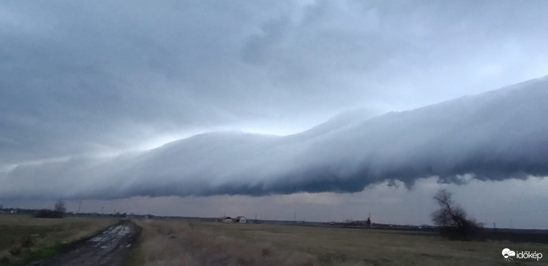 Peremfelhő Makónál