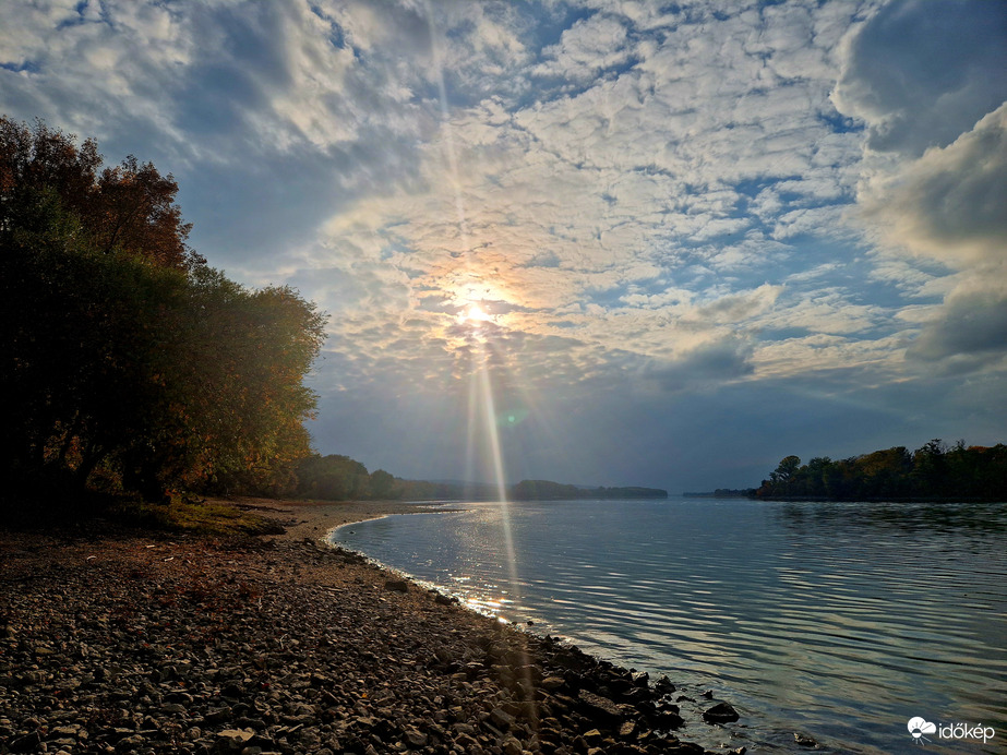 átszűrődő fények