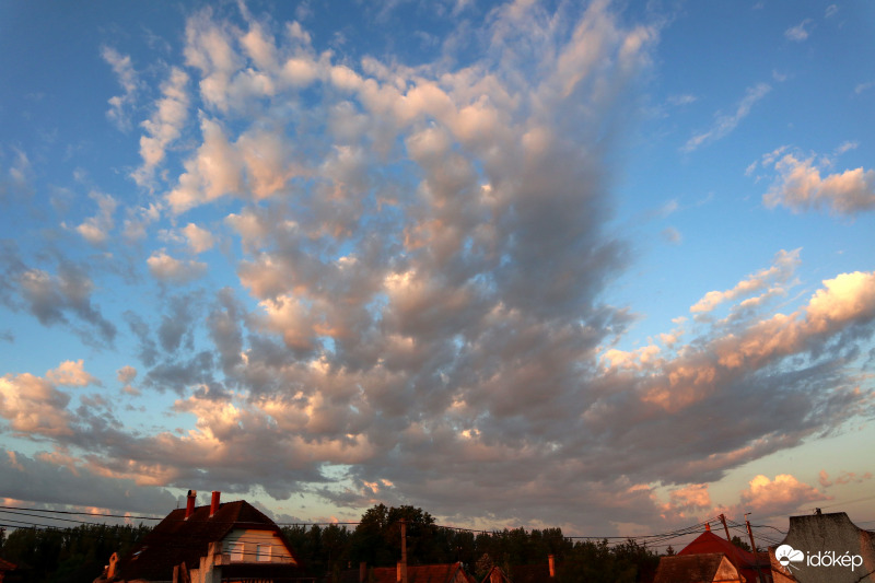 Hajnali felhők