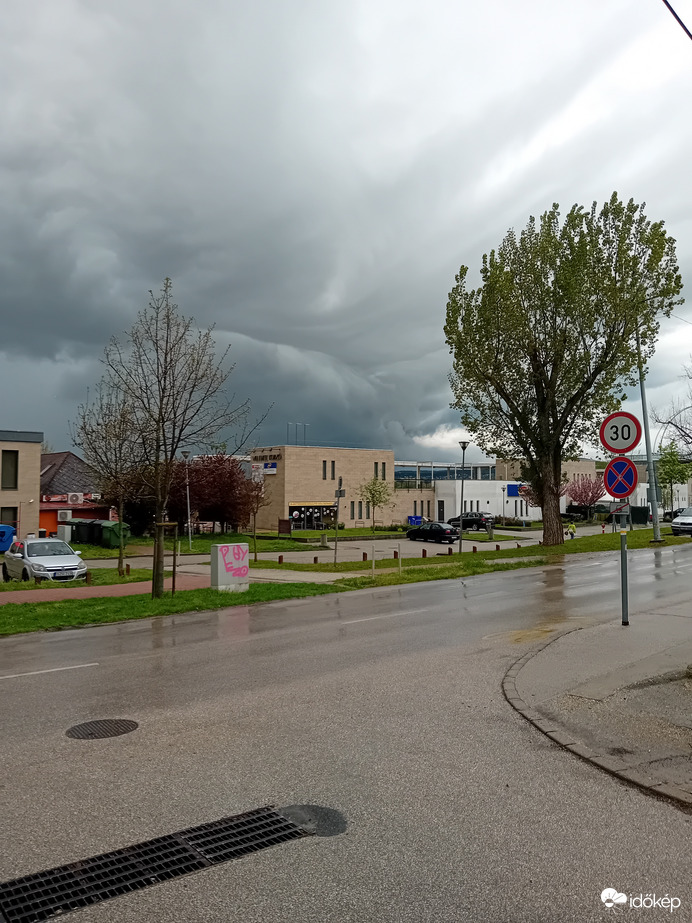 Szörnyeteg zivatar közeleg
