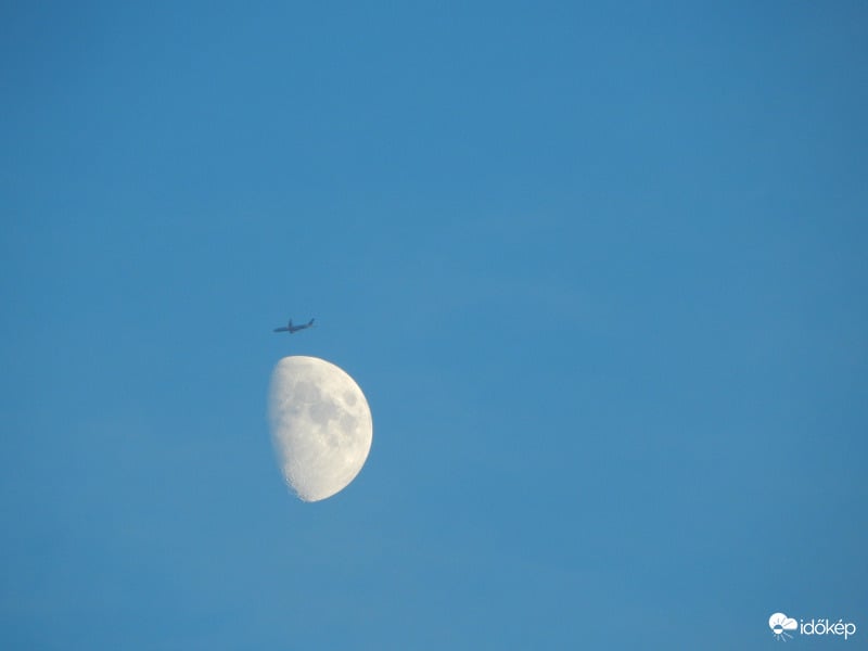 Repülőgép repülése a Hold felett