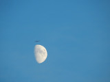 Repülőgép repülése a Hold felett