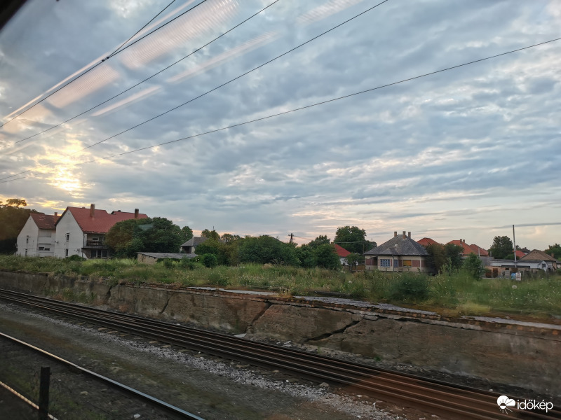 Felhők mögött lebújó nap