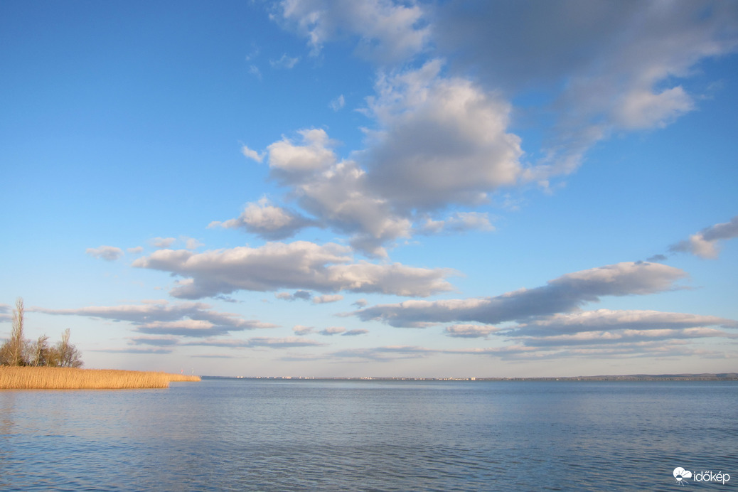 Hűvös szélben, napsütésben Balatonfüreden 2.
