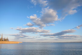 Hűvös szélben, napsütésben Balatonfüreden 2.