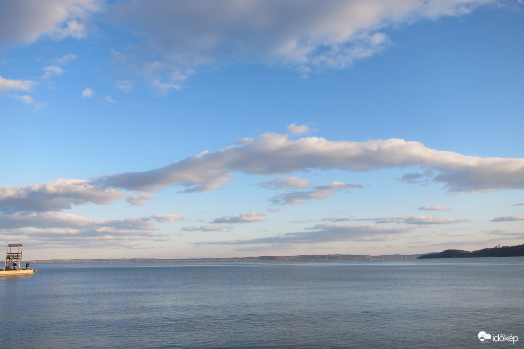 Hűvös szélben, napsütésben Balatonfüreden 1.