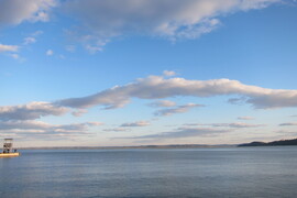 Hűvös szélben, napsütésben Balatonfüreden 1.