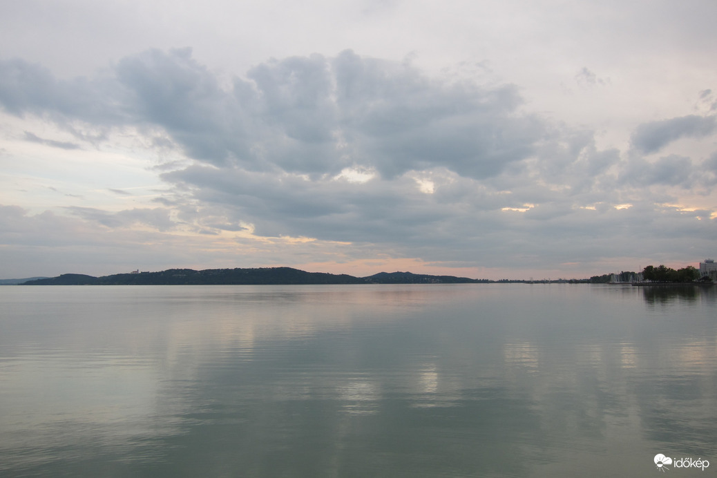 Felhők tükröződése Balatonfüreden-5