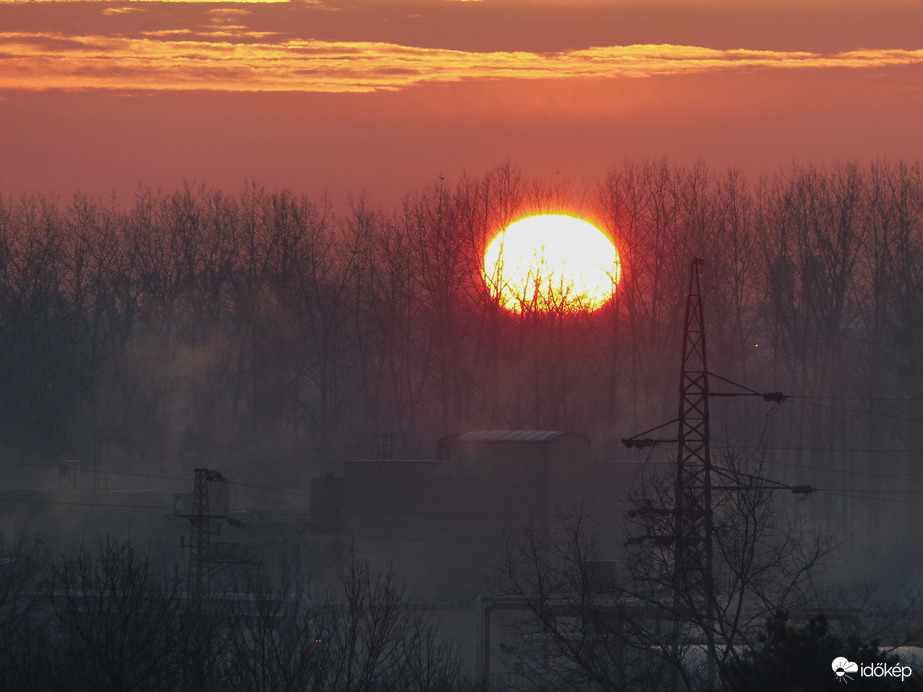 A nap ma fázósan bújt elő a köd alól 