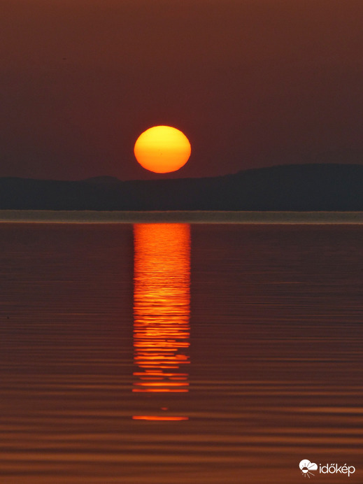 Ilyen a poros naplemente a Balatonról