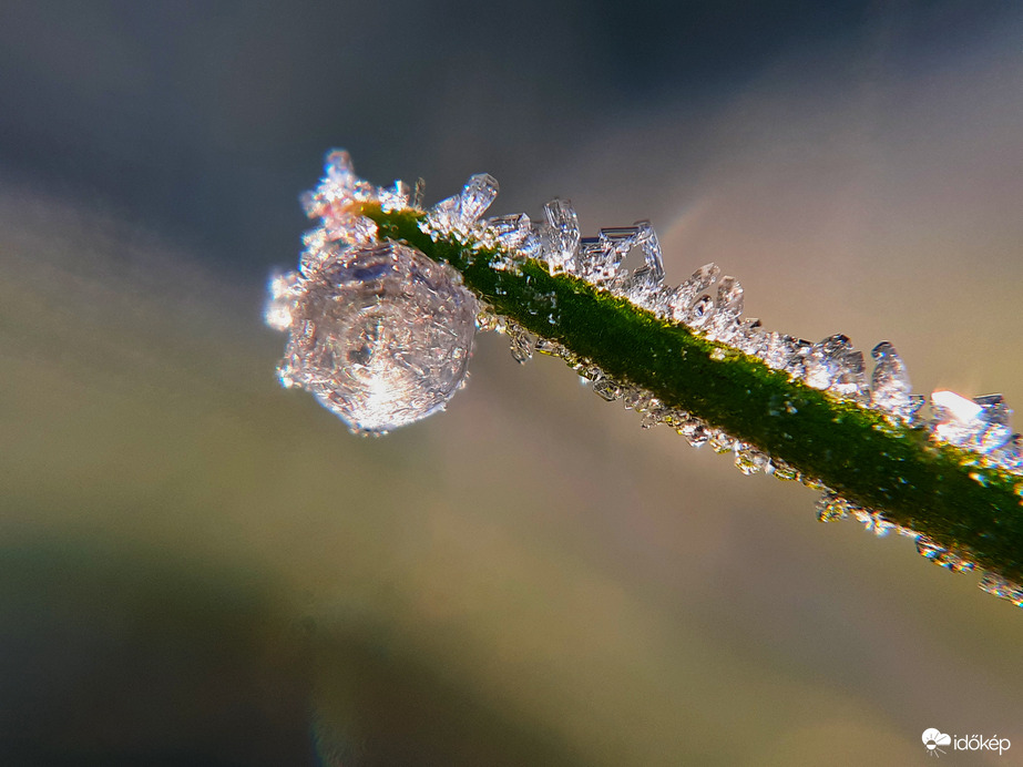 Jéggömb a reggeli napfényben 