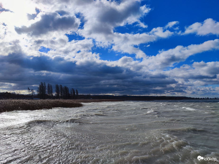 Fantasztikus fények és fehér hullámok 