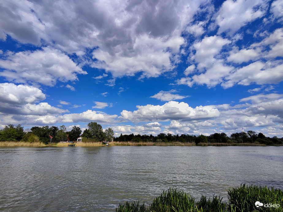 Tavaszi felhők a Kis-Duna felett 