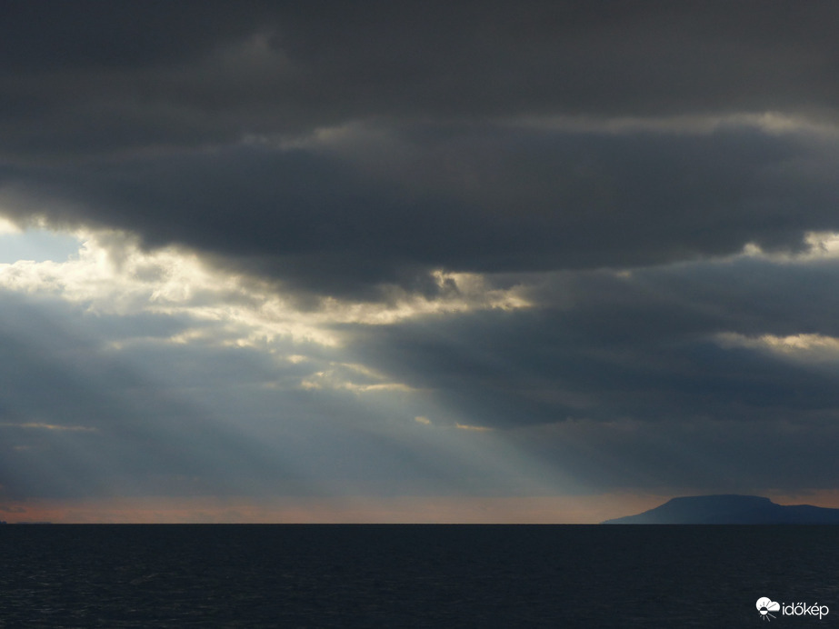 Angyalsugarak a Balaton felett 