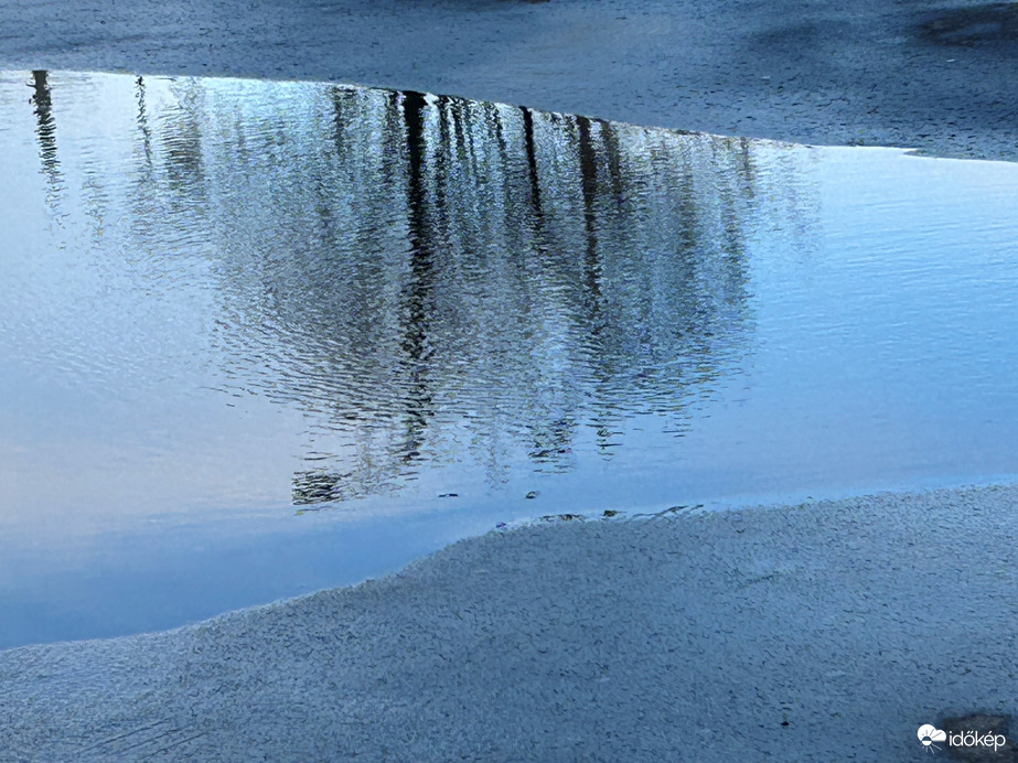 Jégkék oladés kor reggeli fényben