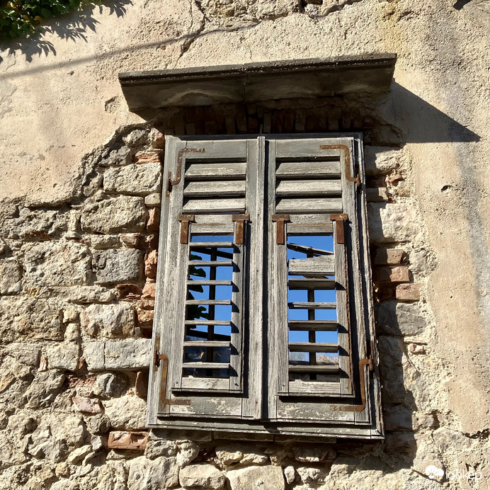 Kèk èg az ablakon àt