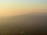 Alkonyi ködben úszó hegyek a János-hegyi Kilátóból