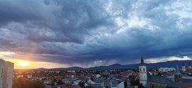 Vasárnap esti naplemente közelgő vihar felhőkkel a Mátra Lábánál fekvő Gyöngyösön.
