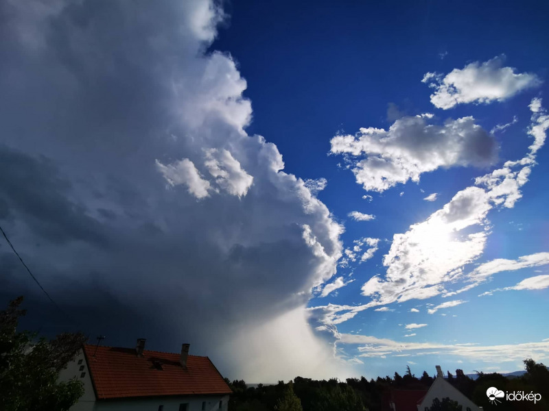 Délutáni zivatarfelhő a Balaton felett