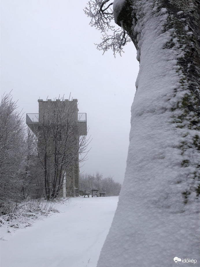 2024.01.07. Az Írott-kőre visszatért a tél! (Havazás, 3-5 cm hó, viharos szél, zúzmarás fák)